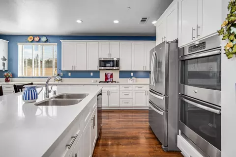 Kitchen - 43928 Windrose Pl, Lancaster, CA 93536 photo 3 of 5