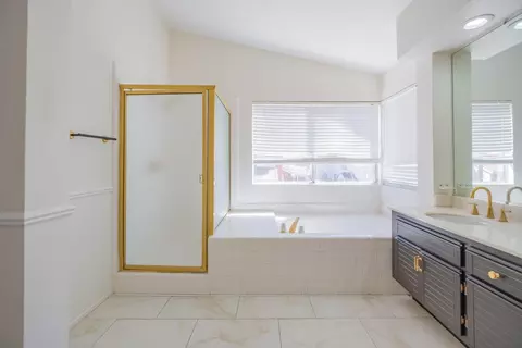Bath - 40532 Gorham Ln, Palmdale, CA 93551 photo 2 of 6