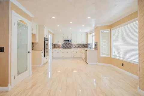 Kitchen - 40532 Gorham Ln, Palmdale, CA 93551 photo 2 of 4