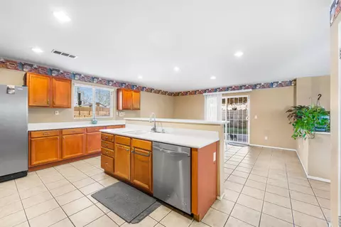 Kitchen - 45130 Palm Ln, Lancaster, CA 93535 photo 5 of 7