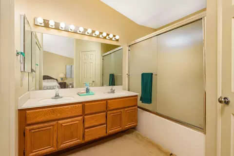 Bath - 658 Martha Ct, Lancaster, CA 93535 photo 2 of 3