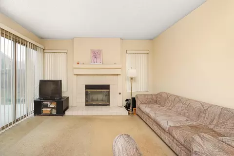 Living - 658 Martha Ct, Lancaster, CA 93535 photo 2 of 2