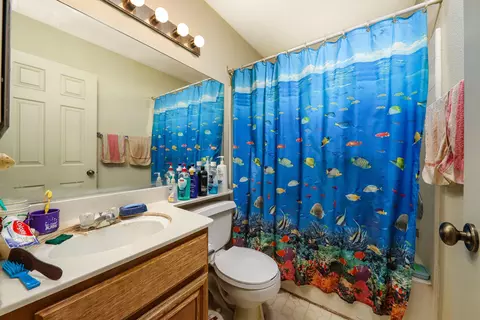 Bath - 658 Martha Ct, Lancaster, CA 93535 photo 1 of 3