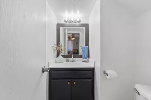 Bath - 4721 Karling Pl, Palmdale, CA 93552 photo 2 of 3