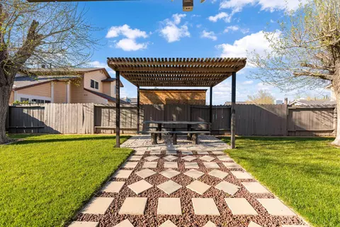 Exterior - 4721 Karling Pl, Palmdale, CA 93552 photo 6 of 12