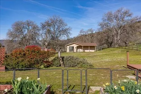 Exterior - 24401 Hart Dr, Tehachapi, CA 93561 photo 5 of 7