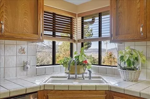 Kitchen - 24401 Hart Dr, Tehachapi, CA 93561 photo 3 of 4