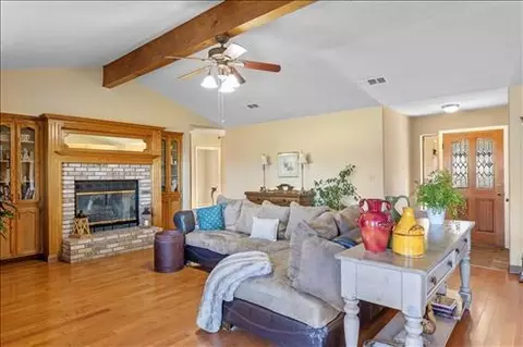 Living - 24401 Hart Dr, Tehachapi, CA 93561 photo 3 of 4