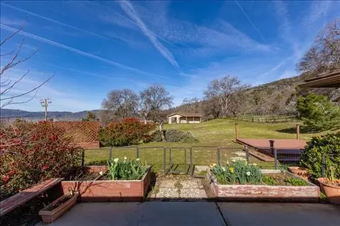 Exterior - 24401 Hart Dr, Tehachapi, CA 93561 photo 4 of 7