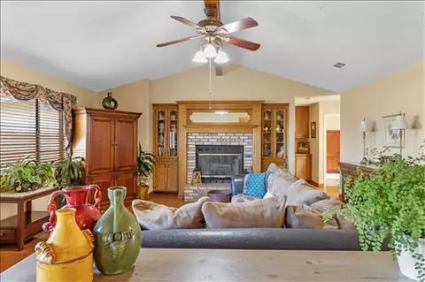 Living - 24401 Hart Dr, Tehachapi, CA 93561 photo 4 of 4