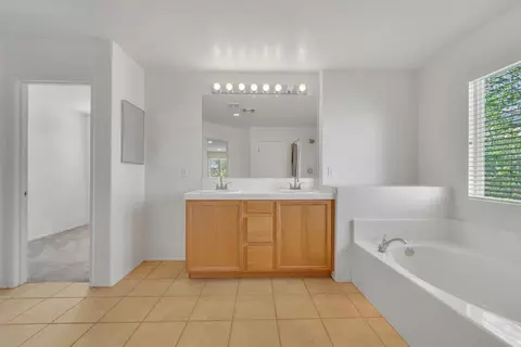 Bath - 4303 Olivera Pl, Lancaster, CA 93536 photo 2 of 5