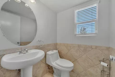 Bath - 4303 Olivera Pl, Lancaster, CA 93536 photo 5 of 5