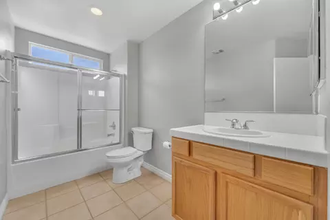 Bath - 4303 Olivera Pl, Lancaster, CA 93536 photo 4 of 5