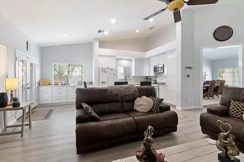 Living - 3433 Tamarisk Dr, Palmdale, CA 93551 photo 3 of 4