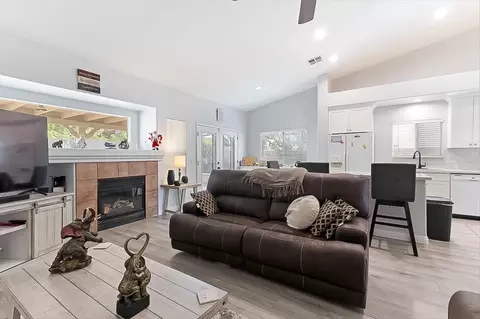 Living - 3433 Tamarisk Dr, Palmdale, CA 93551 photo 2 of 4