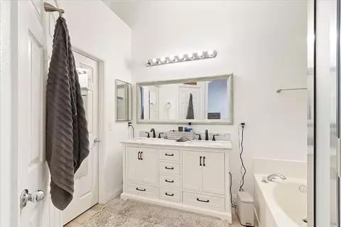 Bath - 3433 Tamarisk Dr, Palmdale, CA 93551 photo 2 of 3