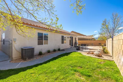 Exterior - 43519 Hampton St, Lancaster, CA 93536 photo 6 of 6