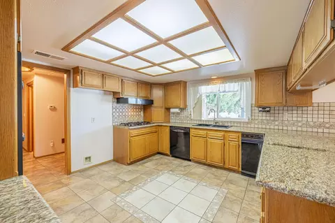 Kitchen - 3851 Paula Ln, Lancaster, CA 93535 photo 4 of 6