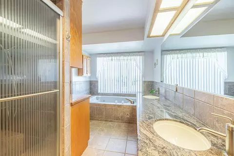 Bath - 3851 Paula Ln, Lancaster, CA 93535 photo 3 of 5
