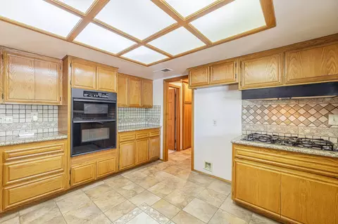 Kitchen - 3851 Paula Ln, Lancaster, CA 93535 photo 5 of 6