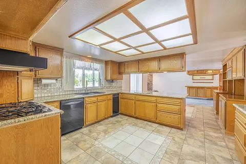 Kitchen - 3851 Paula Ln, Lancaster, CA 93535 photo 3 of 6