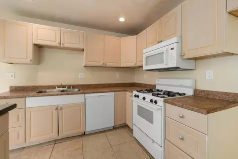 Kitchen - 44519 Benald St, Lancaster, CA 93535 photo 5 of 6