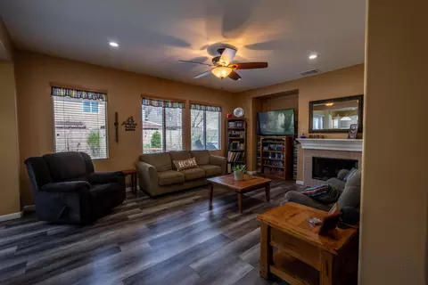 6035 Ryans Pl, Lancaster, CA 93536 photo 5