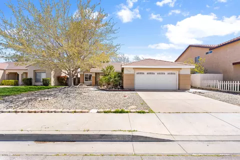Exterior - 44222 Hampton St, Lancaster, CA 93536 photo 12 of 16