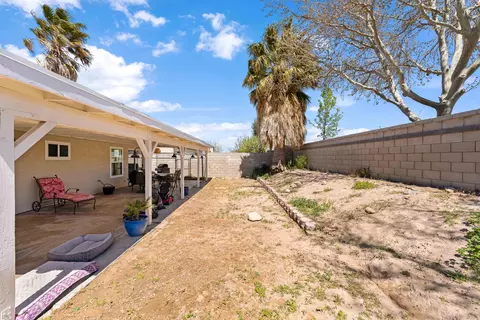 Exterior - 44222 Hampton St, Lancaster, CA 93536 photo 9 of 16