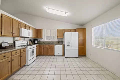 Kitchen - 6121 Golding Dr, Lancaster, CA 93536 photo 3 of 4