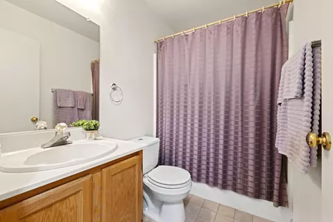 Bath - 6121 Golding Dr, Lancaster, CA 93536 photo 3 of 3