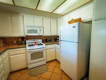 Kitchen - 97 White Oak Dr, Tehachapi, CA 93561 photo 3 of 4