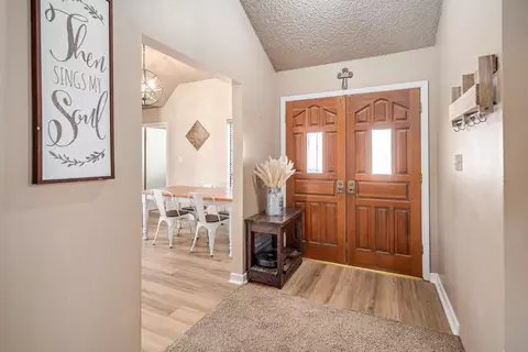 Entry Way - 21766 Fox Ct, Tehachapi, CA 93561 photo 1 of 1