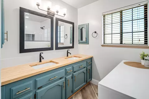 Bath - 21766 Fox Ct, Tehachapi, CA 93561 photo 2 of 5