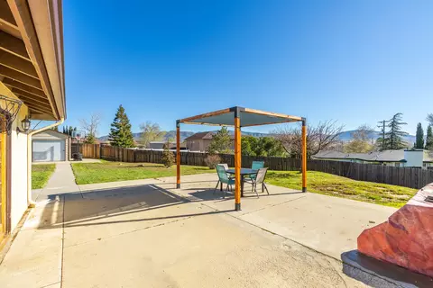 Exterior - 21766 Fox Ct, Tehachapi, CA 93561 photo 3 of 12