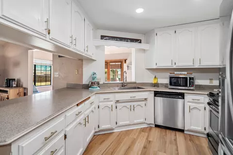 Kitchen - 21766 Fox Ct, Tehachapi, CA 93561 photo 3 of 4
