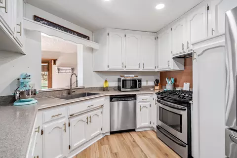 Kitchen - 21766 Fox Ct, Tehachapi, CA 93561 photo 2 of 4