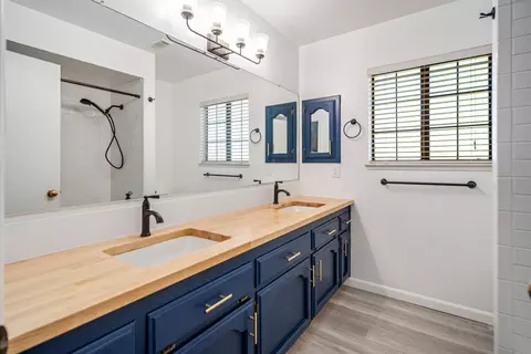 Bath - 21766 Fox Ct, Tehachapi, CA 93561 photo 4 of 5