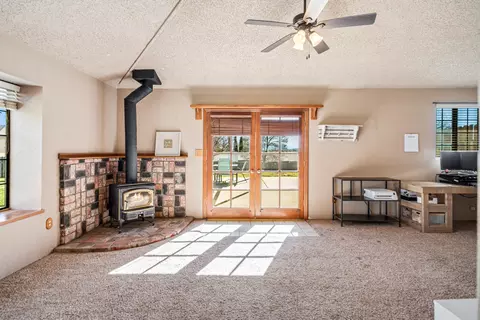 Living - 21766 Fox Ct, Tehachapi, CA 93561 photo 4 of 5