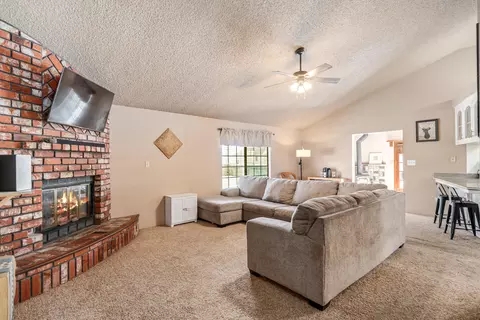 Living - 21766 Fox Ct, Tehachapi, CA 93561 photo 2 of 5