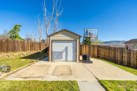 Exterior - 21766 Fox Ct, Tehachapi, CA 93561 photo 6 of 12