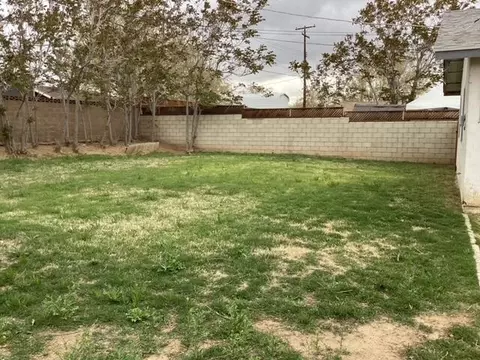 Exterior - 44253 Benald St, Lancaster, CA 93535 photo 4 of 5