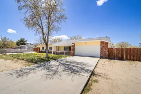 Exterior - 40243 178th St E, Lake Los Angeles, CA 93591 photo 2 of 4