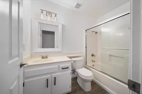 Bath - 40243 178th St E, Lake Los Angeles, CA 93591 photo 1 of 2