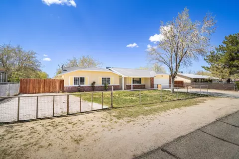 Exterior - 40243 178th St E, Lake Los Angeles, CA 93591 photo 3 of 4