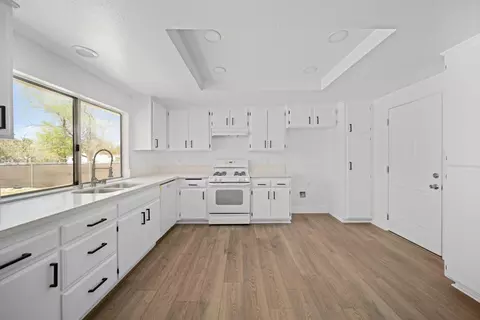 Kitchen - 40243 178th St E, Lake Los Angeles, CA 93591 photo 2 of 4