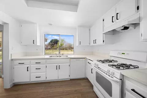 Kitchen - 40243 178th St E, Lake Los Angeles, CA 93591 photo 3 of 4