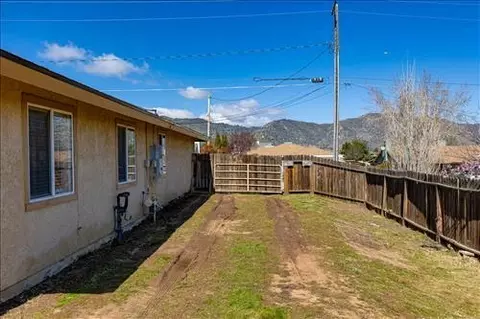 Exterior - 21570 San Lucas Dr, Tehachapi, CA 93561 photo 4 of 6