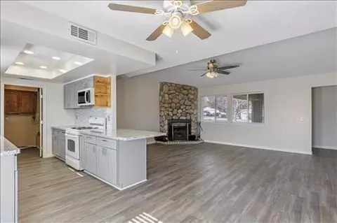 Kitchen - 21570 San Lucas Dr, Tehachapi, CA 93561 photo 2 of 4
