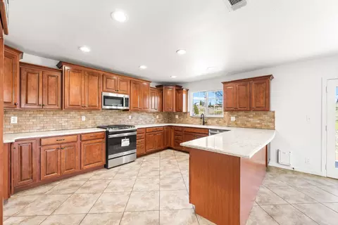 Kitchen - 20220 Sears Dr, Tehachapi, CA 93561 photo 5 of 8